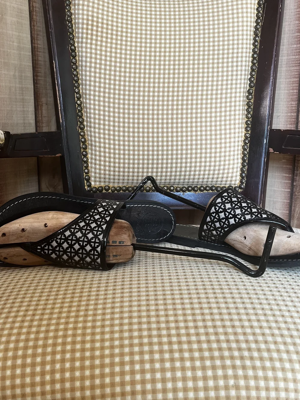 💋 Tory Burch Amara Laser-Cut Leather Thong Sandal